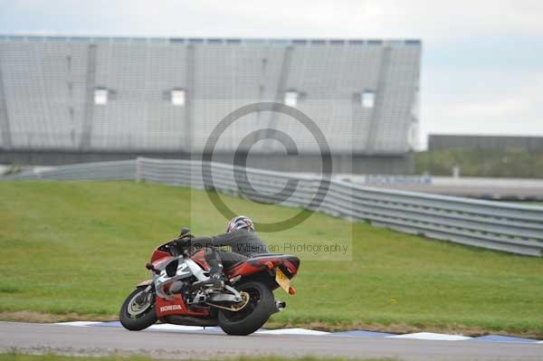 Motorcycle action photographs;Rockingham;Rockingham photographs;Trackday digital images;event digital images;eventdigitalimages;no limits trackday;peter wileman photography;rockingham corby northamptonshire;trackday;trackday photos