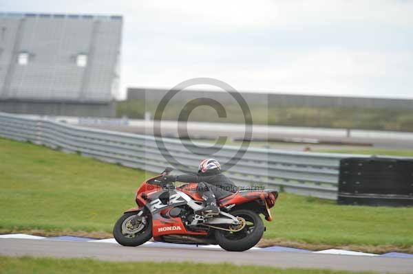 Motorcycle action photographs;Rockingham;Rockingham photographs;Trackday digital images;event digital images;eventdigitalimages;no limits trackday;peter wileman photography;rockingham corby northamptonshire;trackday;trackday photos