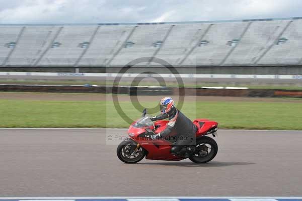 Motorcycle action photographs;Rockingham;Rockingham photographs;Trackday digital images;event digital images;eventdigitalimages;no limits trackday;peter wileman photography;rockingham corby northamptonshire;trackday;trackday photos