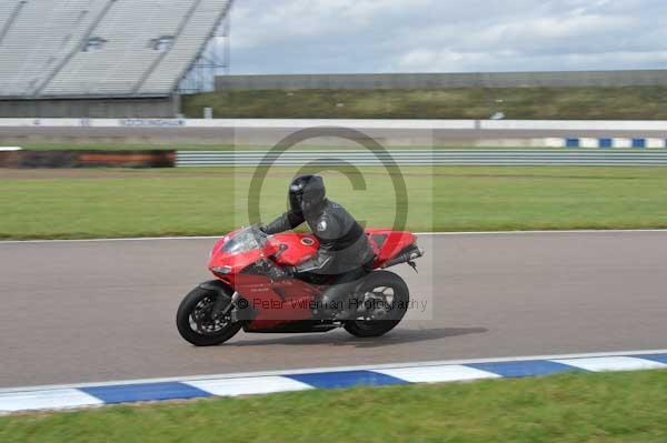 Motorcycle action photographs;Rockingham;Rockingham photographs;Trackday digital images;event digital images;eventdigitalimages;no limits trackday;peter wileman photography;rockingham corby northamptonshire;trackday;trackday photos