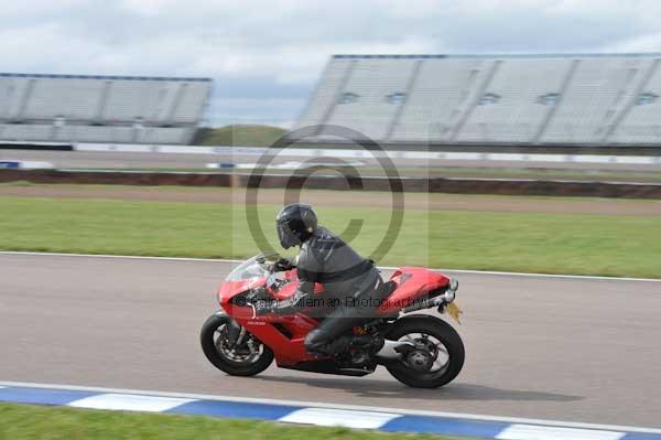 Motorcycle action photographs;Rockingham;Rockingham photographs;Trackday digital images;event digital images;eventdigitalimages;no limits trackday;peter wileman photography;rockingham corby northamptonshire;trackday;trackday photos