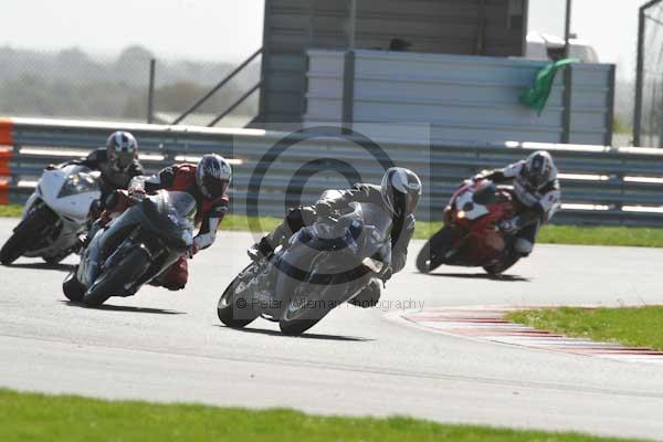 Motorcycle action photographs;Trackday digital images;event digital images;eventdigitalimages;no limits trackday;peter wileman photography;snetterton;snetterton circuit norfolk;snetterton photographs;trackday;trackday photos