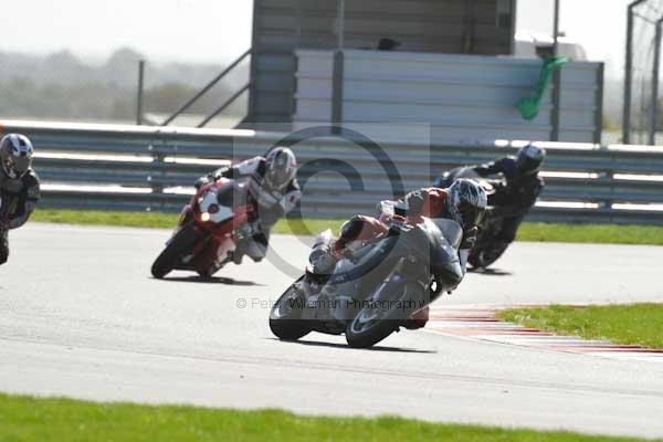 Motorcycle action photographs;Trackday digital images;event digital images;eventdigitalimages;no limits trackday;peter wileman photography;snetterton;snetterton circuit norfolk;snetterton photographs;trackday;trackday photos