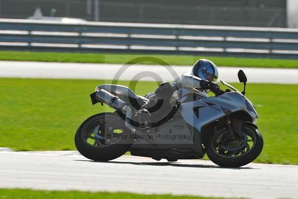 Motorcycle action photographs;Trackday digital images;event digital images;eventdigitalimages;no limits trackday;peter wileman photography;snetterton;snetterton circuit norfolk;snetterton photographs;trackday;trackday photos