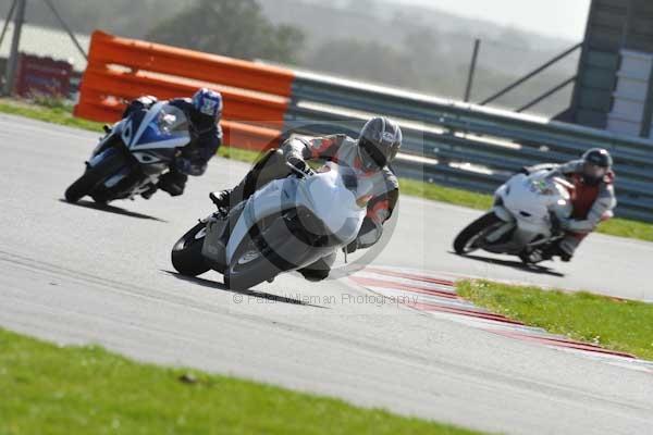 Motorcycle action photographs;Trackday digital images;event digital images;eventdigitalimages;no limits trackday;peter wileman photography;snetterton;snetterton circuit norfolk;snetterton photographs;trackday;trackday photos