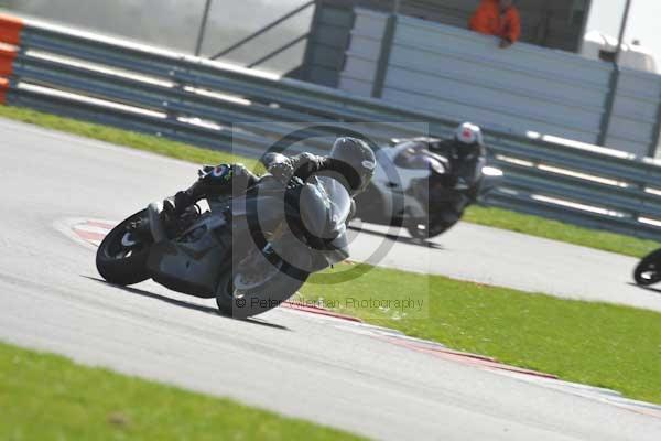 Motorcycle action photographs;Trackday digital images;event digital images;eventdigitalimages;no limits trackday;peter wileman photography;snetterton;snetterton circuit norfolk;snetterton photographs;trackday;trackday photos