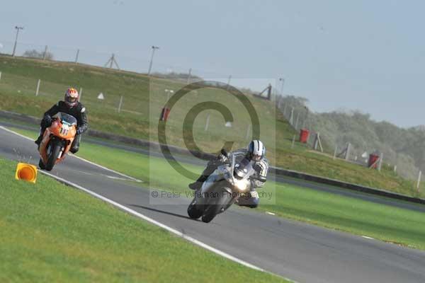 Motorcycle action photographs;Trackday digital images;event digital images;eventdigitalimages;no limits trackday;peter wileman photography;snetterton;snetterton circuit norfolk;snetterton photographs;trackday;trackday photos