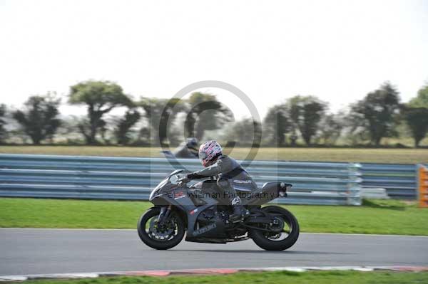 Motorcycle action photographs;Trackday digital images;event digital images;eventdigitalimages;no limits trackday;peter wileman photography;snetterton;snetterton circuit norfolk;snetterton photographs;trackday;trackday photos