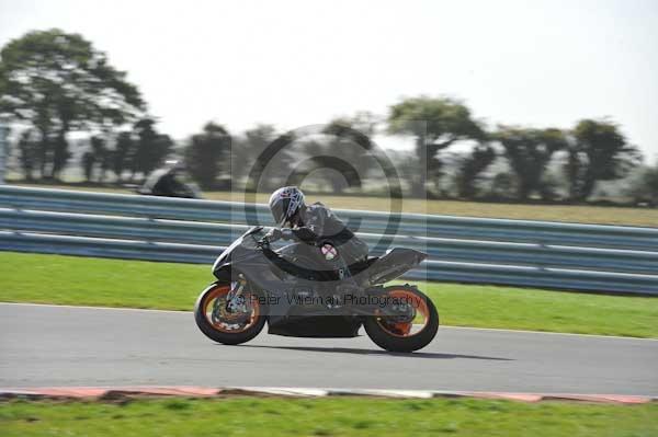 Motorcycle action photographs;Trackday digital images;event digital images;eventdigitalimages;no limits trackday;peter wileman photography;snetterton;snetterton circuit norfolk;snetterton photographs;trackday;trackday photos