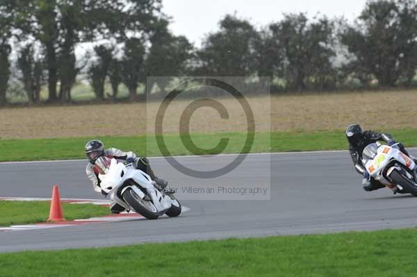 Motorcycle action photographs;Trackday digital images;event digital images;eventdigitalimages;no limits trackday;peter wileman photography;snetterton;snetterton circuit norfolk;snetterton photographs;trackday;trackday photos