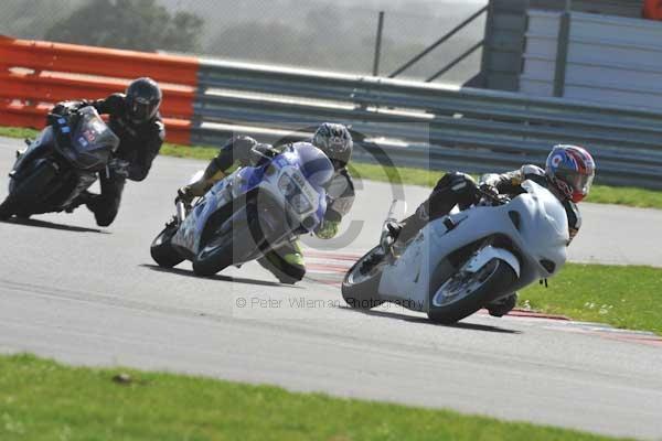 Motorcycle action photographs;Trackday digital images;event digital images;eventdigitalimages;no limits trackday;peter wileman photography;snetterton;snetterton circuit norfolk;snetterton photographs;trackday;trackday photos