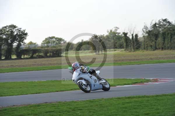 Motorcycle action photographs;Trackday digital images;event digital images;eventdigitalimages;no limits trackday;peter wileman photography;snetterton;snetterton circuit norfolk;snetterton photographs;trackday;trackday photos