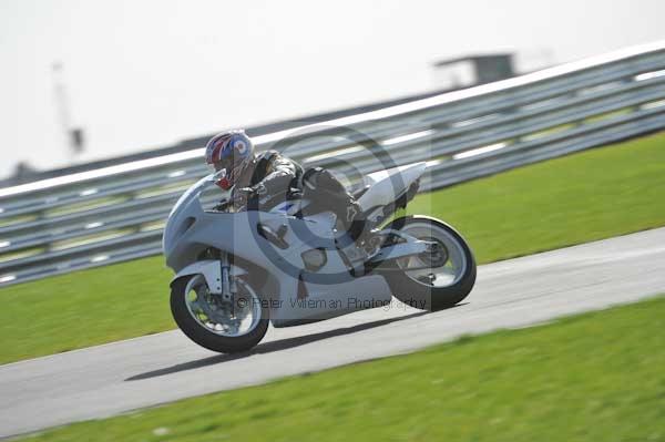 Motorcycle action photographs;Trackday digital images;event digital images;eventdigitalimages;no limits trackday;peter wileman photography;snetterton;snetterton circuit norfolk;snetterton photographs;trackday;trackday photos