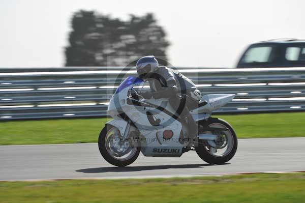 Motorcycle action photographs;Trackday digital images;event digital images;eventdigitalimages;no limits trackday;peter wileman photography;snetterton;snetterton circuit norfolk;snetterton photographs;trackday;trackday photos