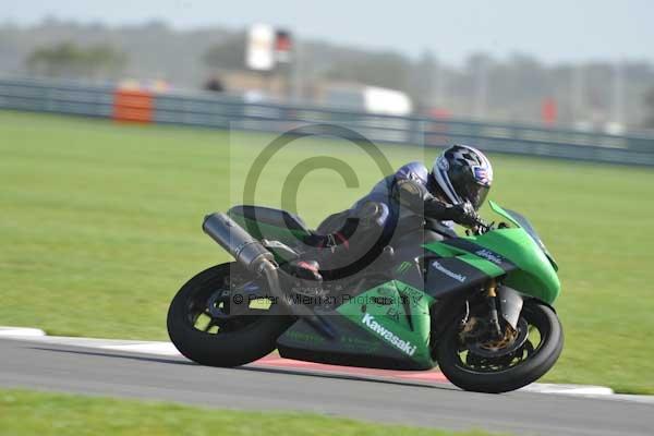 Motorcycle action photographs;Trackday digital images;event digital images;eventdigitalimages;no limits trackday;peter wileman photography;snetterton;snetterton circuit norfolk;snetterton photographs;trackday;trackday photos