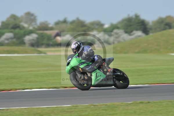 Motorcycle action photographs;Trackday digital images;event digital images;eventdigitalimages;no limits trackday;peter wileman photography;snetterton;snetterton circuit norfolk;snetterton photographs;trackday;trackday photos