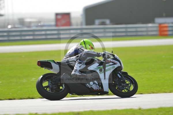 Motorcycle action photographs;Trackday digital images;event digital images;eventdigitalimages;no limits trackday;peter wileman photography;snetterton;snetterton circuit norfolk;snetterton photographs;trackday;trackday photos