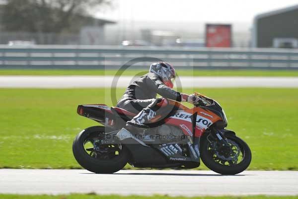 Motorcycle action photographs;Trackday digital images;event digital images;eventdigitalimages;no limits trackday;peter wileman photography;snetterton;snetterton circuit norfolk;snetterton photographs;trackday;trackday photos