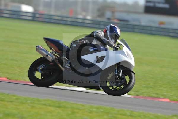 Motorcycle action photographs;Trackday digital images;event digital images;eventdigitalimages;no limits trackday;peter wileman photography;snetterton;snetterton circuit norfolk;snetterton photographs;trackday;trackday photos