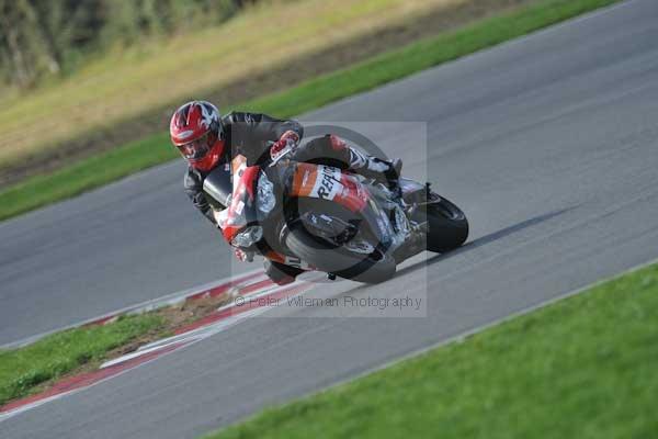 Motorcycle action photographs;Trackday digital images;event digital images;eventdigitalimages;no limits trackday;peter wileman photography;snetterton;snetterton circuit norfolk;snetterton photographs;trackday;trackday photos