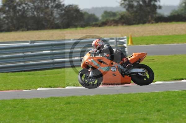 Motorcycle action photographs;Trackday digital images;event digital images;eventdigitalimages;no limits trackday;peter wileman photography;snetterton;snetterton circuit norfolk;snetterton photographs;trackday;trackday photos