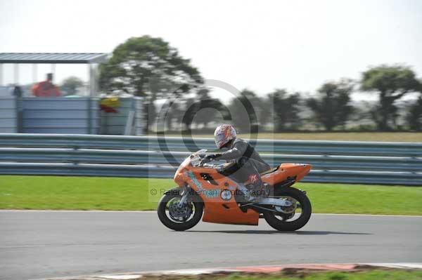 Motorcycle action photographs;Trackday digital images;event digital images;eventdigitalimages;no limits trackday;peter wileman photography;snetterton;snetterton circuit norfolk;snetterton photographs;trackday;trackday photos