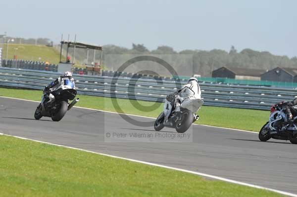 Motorcycle action photographs;Trackday digital images;event digital images;eventdigitalimages;no limits trackday;peter wileman photography;snetterton;snetterton circuit norfolk;snetterton photographs;trackday;trackday photos