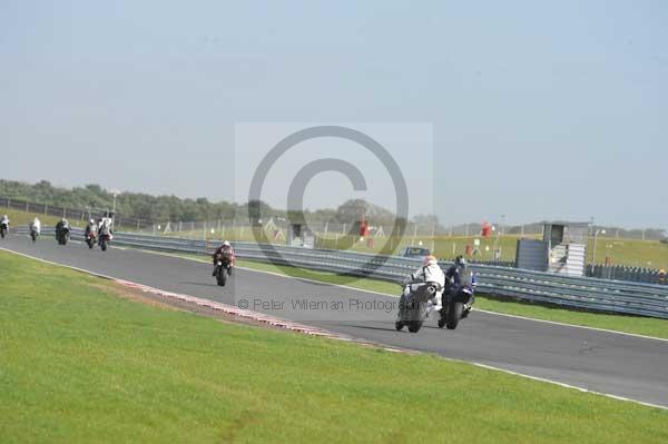 Motorcycle action photographs;Trackday digital images;event digital images;eventdigitalimages;no limits trackday;peter wileman photography;snetterton;snetterton circuit norfolk;snetterton photographs;trackday;trackday photos