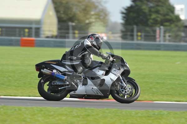 Motorcycle action photographs;Trackday digital images;event digital images;eventdigitalimages;no limits trackday;peter wileman photography;snetterton;snetterton circuit norfolk;snetterton photographs;trackday;trackday photos