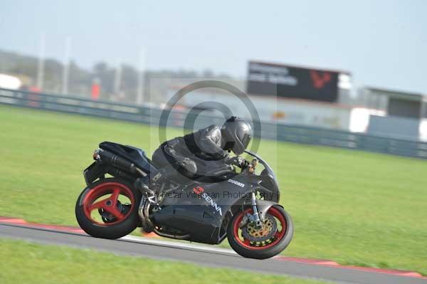 Motorcycle action photographs;Trackday digital images;event digital images;eventdigitalimages;no limits trackday;peter wileman photography;snetterton;snetterton circuit norfolk;snetterton photographs;trackday;trackday photos