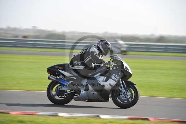 Motorcycle action photographs;Trackday digital images;event digital images;eventdigitalimages;no limits trackday;peter wileman photography;snetterton;snetterton circuit norfolk;snetterton photographs;trackday;trackday photos