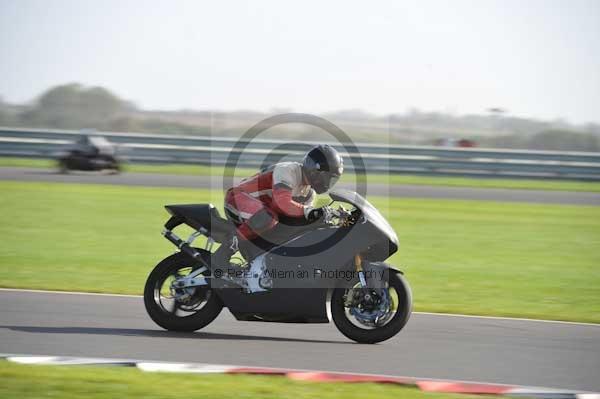 Motorcycle action photographs;Trackday digital images;event digital images;eventdigitalimages;no limits trackday;peter wileman photography;snetterton;snetterton circuit norfolk;snetterton photographs;trackday;trackday photos