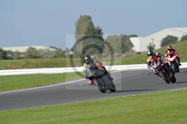 Motorcycle action photographs;Trackday digital images;event digital images;eventdigitalimages;no limits trackday;peter wileman photography;snetterton;snetterton circuit norfolk;snetterton photographs;trackday;trackday photos