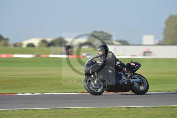 Motorcycle action photographs;Trackday digital images;event digital images;eventdigitalimages;no limits trackday;peter wileman photography;snetterton;snetterton circuit norfolk;snetterton photographs;trackday;trackday photos