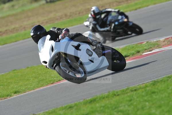 Motorcycle action photographs;Trackday digital images;event digital images;eventdigitalimages;no limits trackday;peter wileman photography;snetterton;snetterton circuit norfolk;snetterton photographs;trackday;trackday photos