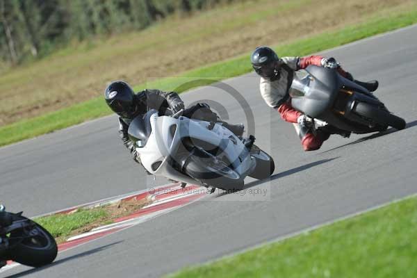 Motorcycle action photographs;Trackday digital images;event digital images;eventdigitalimages;no limits trackday;peter wileman photography;snetterton;snetterton circuit norfolk;snetterton photographs;trackday;trackday photos