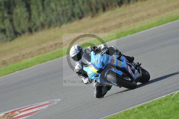 Motorcycle action photographs;Trackday digital images;event digital images;eventdigitalimages;no limits trackday;peter wileman photography;snetterton;snetterton circuit norfolk;snetterton photographs;trackday;trackday photos