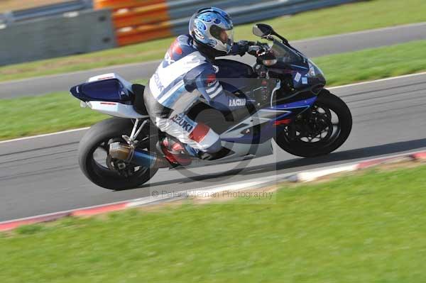 Motorcycle action photographs;Trackday digital images;event digital images;eventdigitalimages;no limits trackday;peter wileman photography;snetterton;snetterton circuit norfolk;snetterton photographs;trackday;trackday photos