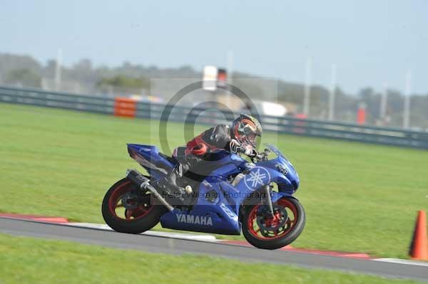 Motorcycle action photographs;Trackday digital images;event digital images;eventdigitalimages;no limits trackday;peter wileman photography;snetterton;snetterton circuit norfolk;snetterton photographs;trackday;trackday photos