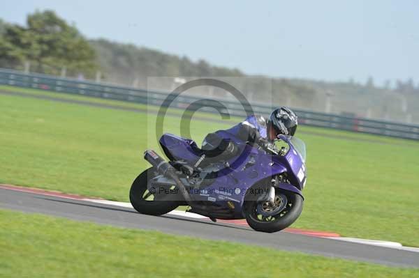 Motorcycle action photographs;Trackday digital images;event digital images;eventdigitalimages;no limits trackday;peter wileman photography;snetterton;snetterton circuit norfolk;snetterton photographs;trackday;trackday photos