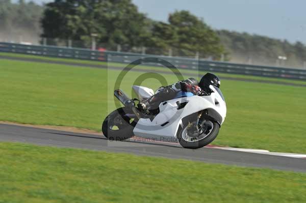 Motorcycle action photographs;Trackday digital images;event digital images;eventdigitalimages;no limits trackday;peter wileman photography;snetterton;snetterton circuit norfolk;snetterton photographs;trackday;trackday photos