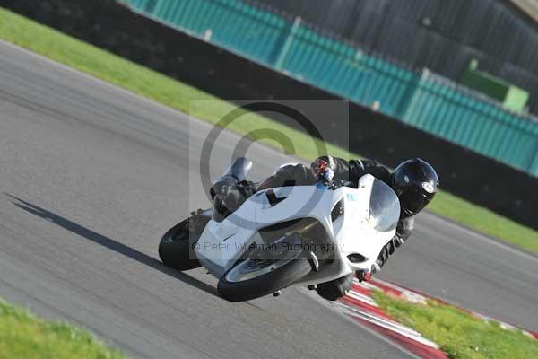 Motorcycle action photographs;Trackday digital images;event digital images;eventdigitalimages;no limits trackday;peter wileman photography;snetterton;snetterton circuit norfolk;snetterton photographs;trackday;trackday photos