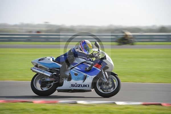 Motorcycle action photographs;Trackday digital images;event digital images;eventdigitalimages;no limits trackday;peter wileman photography;snetterton;snetterton circuit norfolk;snetterton photographs;trackday;trackday photos