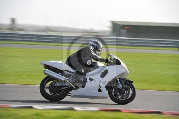 Motorcycle action photographs;Trackday digital images;event digital images;eventdigitalimages;no limits trackday;peter wileman photography;snetterton;snetterton circuit norfolk;snetterton photographs;trackday;trackday photos