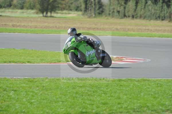 Motorcycle action photographs;Trackday digital images;event digital images;eventdigitalimages;no limits trackday;peter wileman photography;snetterton;snetterton circuit norfolk;snetterton photographs;trackday;trackday photos