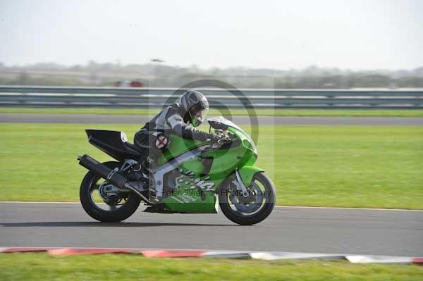 Motorcycle action photographs;Trackday digital images;event digital images;eventdigitalimages;no limits trackday;peter wileman photography;snetterton;snetterton circuit norfolk;snetterton photographs;trackday;trackday photos