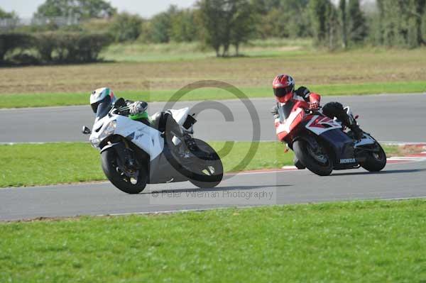 Motorcycle action photographs;Trackday digital images;event digital images;eventdigitalimages;no limits trackday;peter wileman photography;snetterton;snetterton circuit norfolk;snetterton photographs;trackday;trackday photos