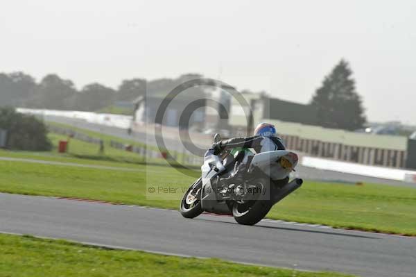 Motorcycle action photographs;Trackday digital images;event digital images;eventdigitalimages;no limits trackday;peter wileman photography;snetterton;snetterton circuit norfolk;snetterton photographs;trackday;trackday photos