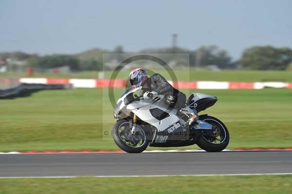 Motorcycle action photographs;Trackday digital images;event digital images;eventdigitalimages;no limits trackday;peter wileman photography;snetterton;snetterton circuit norfolk;snetterton photographs;trackday;trackday photos