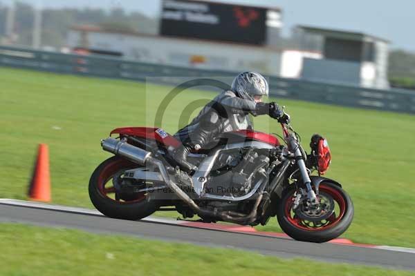 Motorcycle action photographs;Trackday digital images;event digital images;eventdigitalimages;no limits trackday;peter wileman photography;snetterton;snetterton circuit norfolk;snetterton photographs;trackday;trackday photos